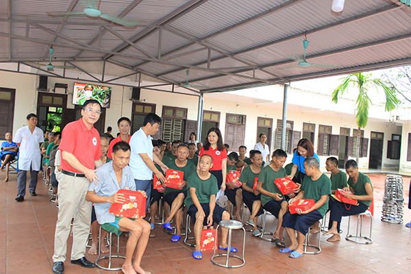 Hội CTĐ tỉnh Ninh Bình: 264 phần quà ấm áp nghĩa tình nhân Ngày quốc tế Người cao tuổi